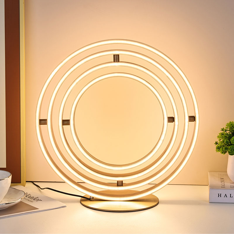 La lámpara de mesa decorativa LED de anillos múltiples